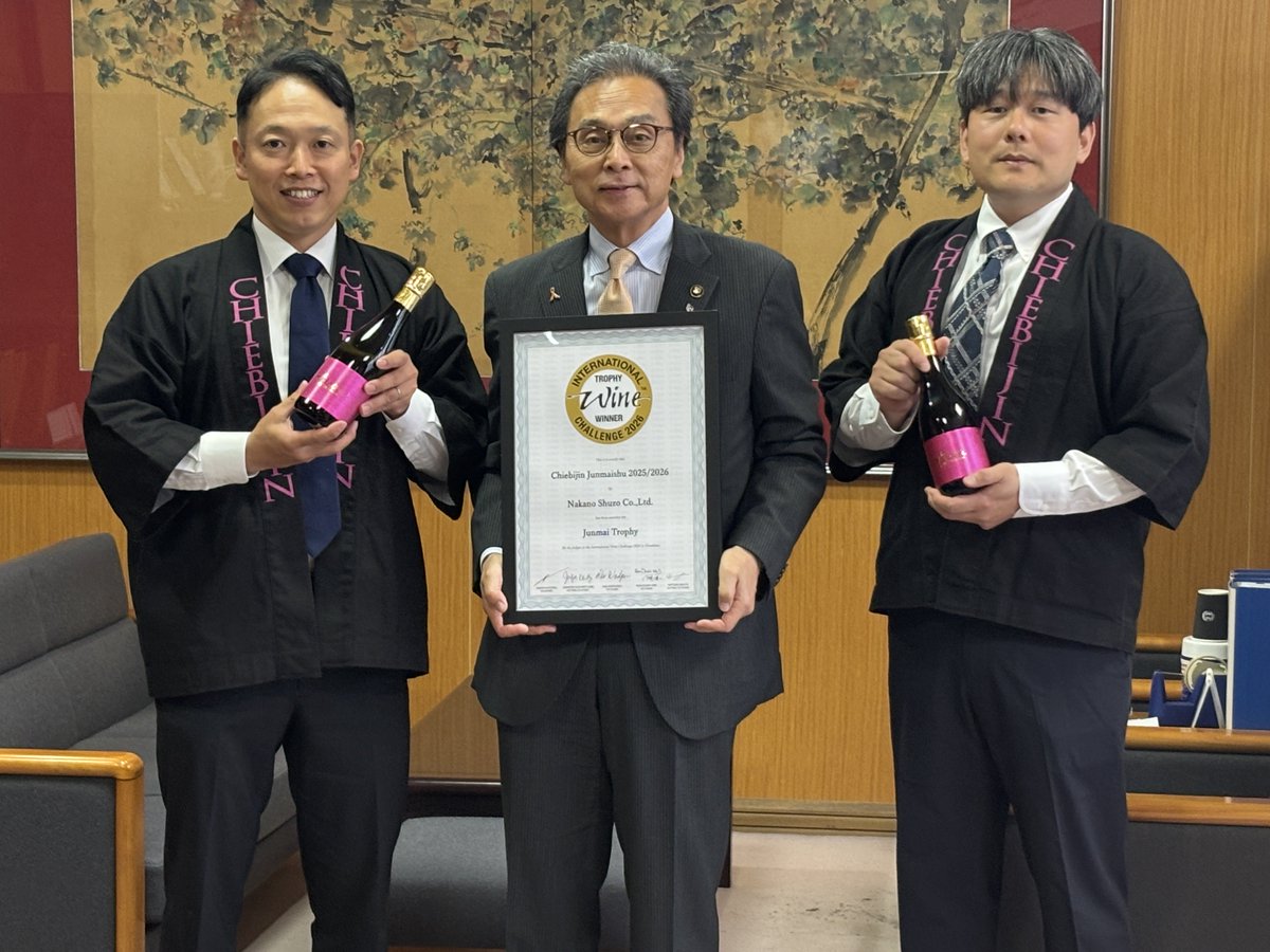 _chiebijin_'s tweet photo. おはようございます♪

先日IWCインターナショナルワインチャレンジ2026純米酒部門トロフィー賞受賞に伴い、地元の永松市長に受賞報告に製造責任者の前原と訪問して参りました。

フランスのKura Masterプレジデント賞受賞時も永松市長だったので、同一商品での受賞に喜んで頂きました^ ^ https://t.co/deTywCHTcC