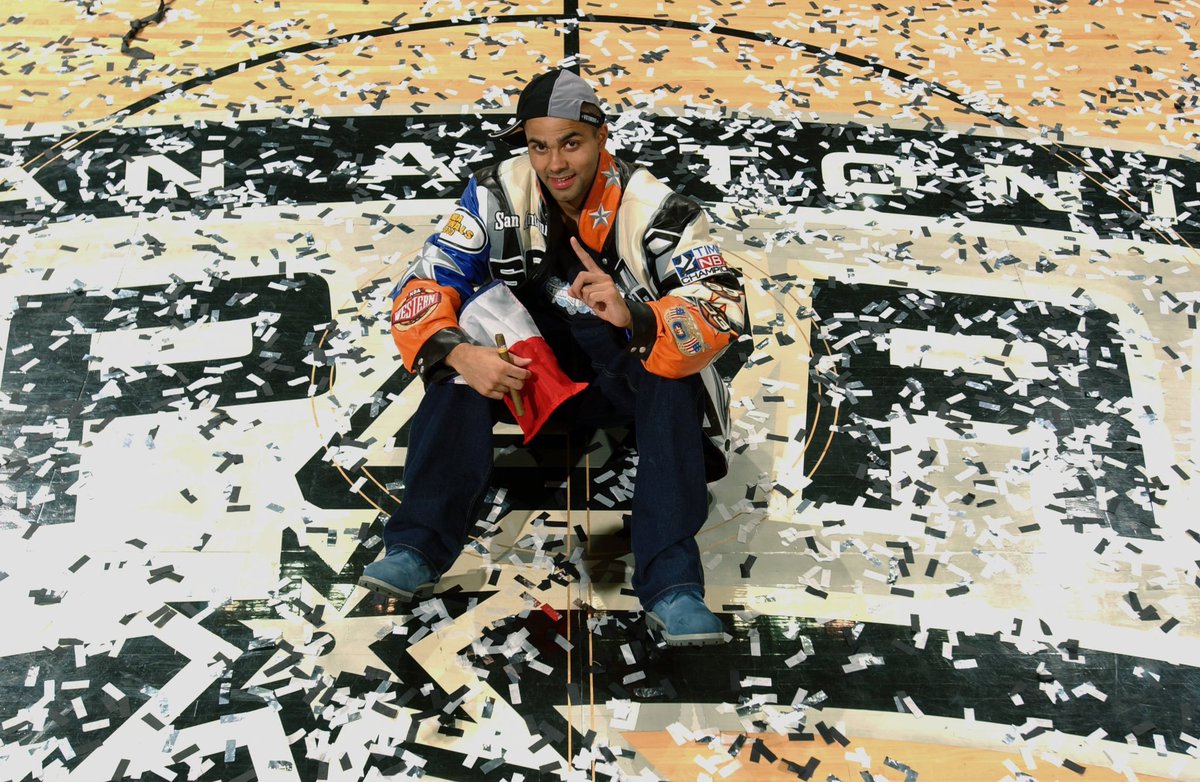 btbnba's tweet photo. Isso aqui apareceu e eu tenho que comentar.
No comercial que a NBA fez sobre as finais entre Spurs e Knicks, eles usaram uma foto do Tony Parker. Mas alteraram com IA! QUAL A NECESSIDADE?
Sério, eles têm acesso aos melhores profissionais possíveis e no final... transformam a imagem de uma das maiores lendas dos Spurs para melhorar a qualidade e colocar um sorriso no rosto dele, sem necessidade nenhuma!