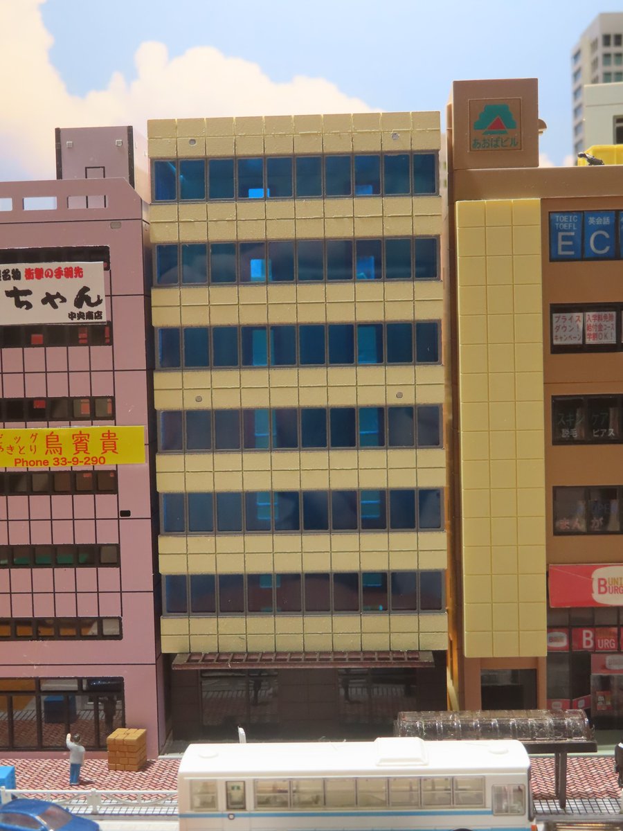 Sprout_but's tweet photo. こちらのNゲージ用ストラクチャーはふきの芽で取扱っているもので、連窓式の構造が特徴的なビルを再現しております。ご購入は以下より。

（amazon販売ページ）https://t.co/5bLYneBkjB https://t.co/jtPDFe19GK
