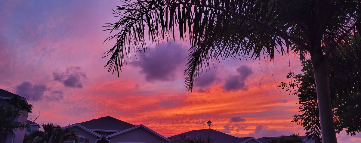Lunar_Luster's tweet photo. Red sky at night 😍 https://t.co/Y9QnRNLnlS
