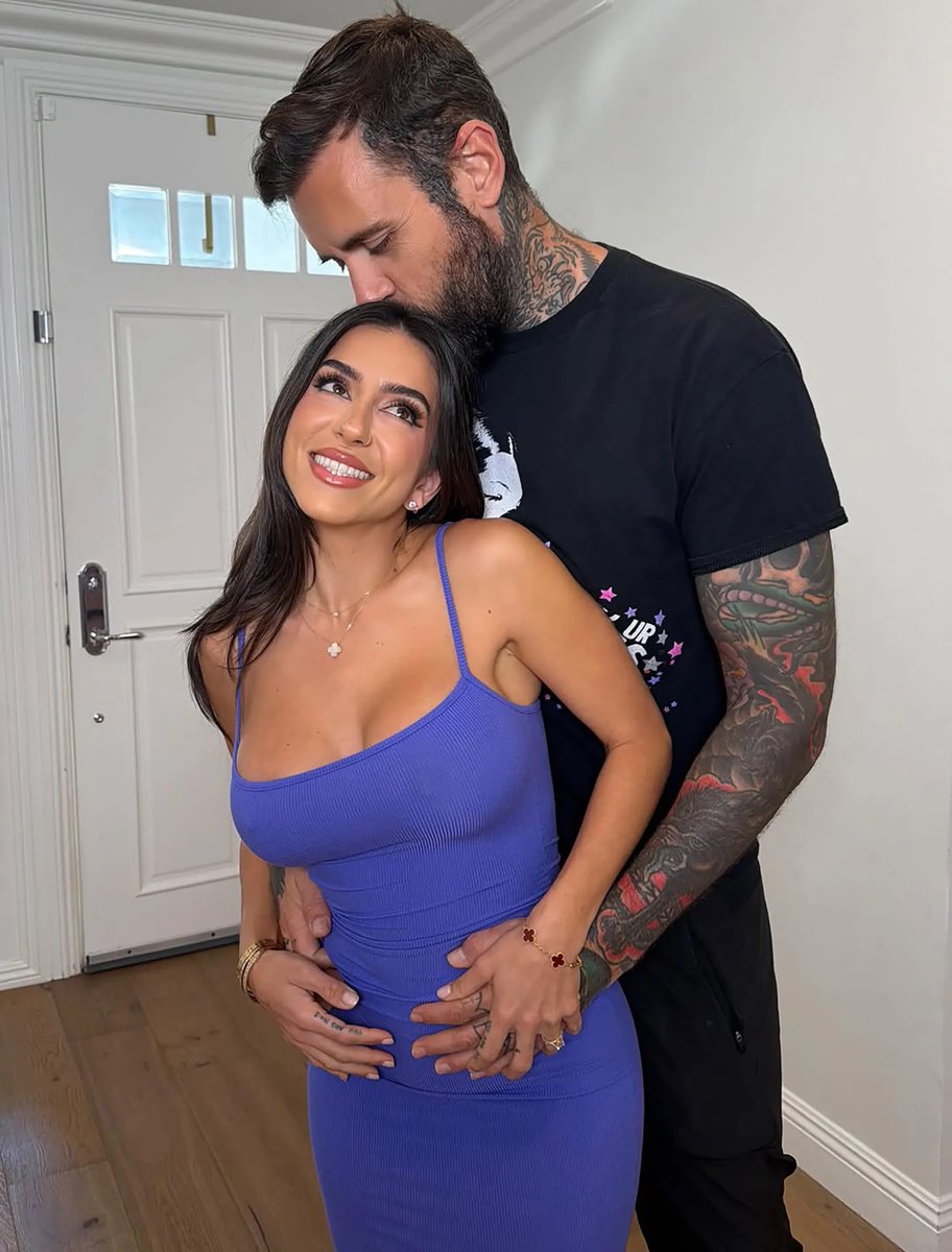 jurnalhabertr's tweet photo. Adam22 ile evli olan OnlyFans fenomeni Lena The Plug, Jason Luv ile çektiği sahnenin ardından hakkında ortaya atılan iddialara yanıt verdi.

• Jason ile sahneyi çektik, biraz tanıtım yaptık ve sonra yollarımız ayrıldı.

• O çekimden beri kendisini görmedim.

• Bir dahaki görüşmemizin ne zaman olacağını da bilmiyorum.

• Herkes kendi kafasında hikâyeler yazıyor.

•  ‘Hâlâ onu düşünüyor’, ‘Adam’ın arkasından görüşüyor’ gibi şeyler söylüyorlar.

•  Bunların çoğu insanların kendi ilişkilerindeki korkularının yansıması.

• Bence insanları asıl sinirlendiren şey, Adam’ın bunu yapmama izin vermesi.

• Bazıları bunun kendi eşlerini veya sevgililerini etkileyeceğini düşünüyor.

•  Sanki ben bunu normalleştiriyormuşum gibi görüyorlar.

• Ama ben kimseye ne yapması gerektiğini söylemiyorum.

• Benim işim farklı.

• Ben bir seks işçisiyim ve yaptığım şeyler kendi kariyerimin bir parçası.