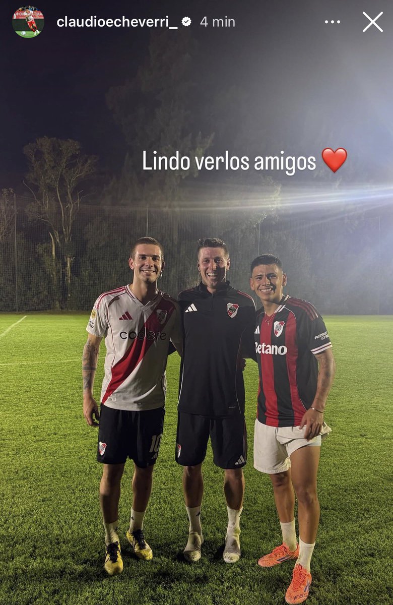 PalaPR_'s tweet photo. Emociona esta foto. En la misma semana que sueñan como posibles alternativas estos pibes van a entrenar con la camiseta de River pero por qué aman al club. Vuelvan. https://t.co/doTueDsH5T