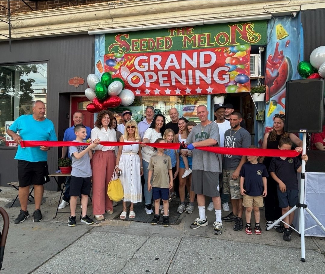 DevaneyCoach's tweet photo. Add business owner to the resume. Opened up the healthiest food spot in the city. Salad bar with 30 different options, Fresh Cold Pressed Juices, Smoothies, Vegan food, Herbal Teas, Bulk Holistic Herbs, Seeded Watermelons, Sea Moss, Vegan Ice Cream and more. Bet on yourself. https://t.co/1omCvijEnf