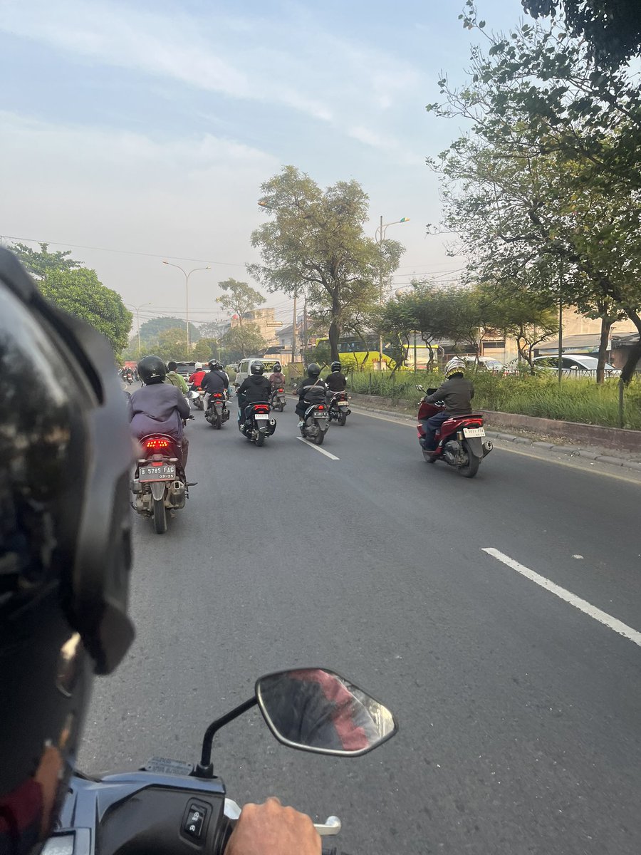 _canyouseethat's tweet photo. gk rela serombongan sm orang kerja, hrusnya ak serombongan sm anak sekolah!! (apis magang era) 😢😢 https://t.co/737IlWipMY