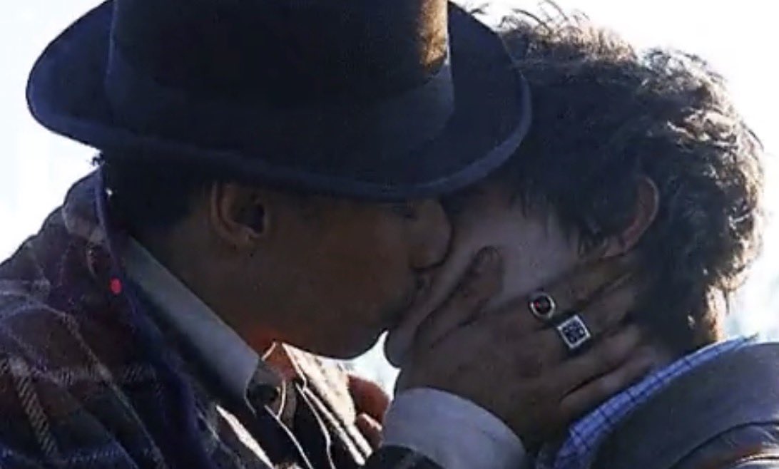 GAYLANDTOO's tweet photo. i am always thinking about how wylan’s face gets squished in this kiss https://t.co/6BIf5BZGk4