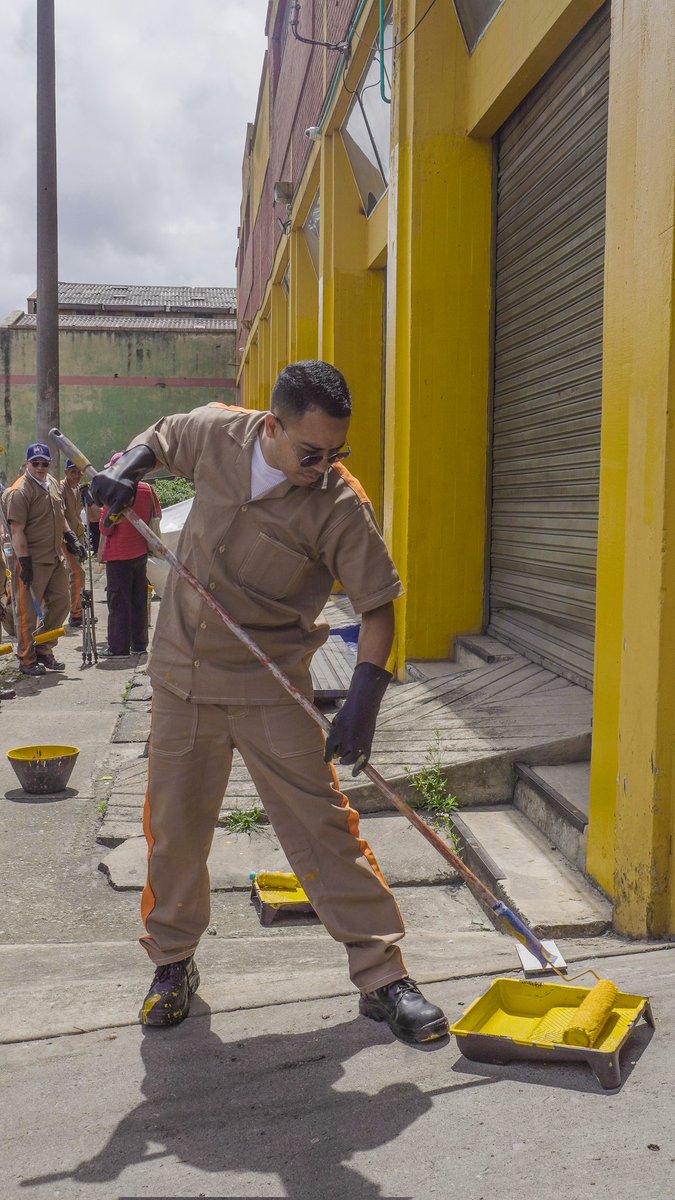 INPEC_Colombia's tweet photo. 🎨 ¡Embellecemos el espacio público en 📍#Bogotá!
15 personas privadas de la libertad de la cárcel "Modelo" transformaron fachadas en #SanAndresito, gracias al trabajo conjunto entre el #INPEC y @Bogota
🙌🏻Un paso más hacia la reinserción social con impacto en la ciudad.
#BuenaEsa https://t.co/BQMEOf8LOX