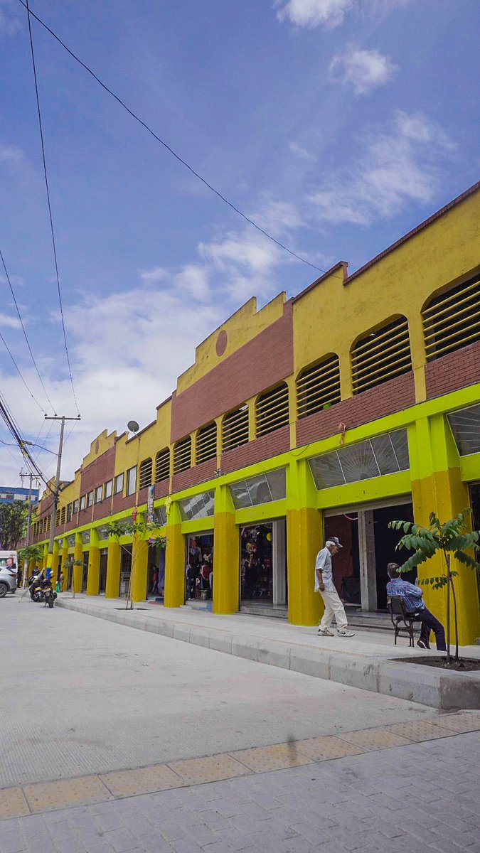 INPEC_Colombia's tweet photo. 🎨 ¡Embellecemos el espacio público en 📍#Bogotá!
15 personas privadas de la libertad de la cárcel "Modelo" transformaron fachadas en #SanAndresito, gracias al trabajo conjunto entre el #INPEC y @Bogota
🙌🏻Un paso más hacia la reinserción social con impacto en la ciudad.
#BuenaEsa https://t.co/BQMEOf8LOX