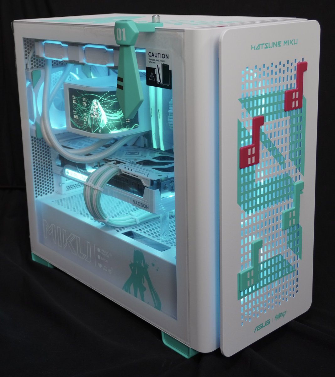 DebepikaPC's tweet photo. 1人COMPUTEX💻
今日はお休みですんでちょいと前からコツコツやってた一度作ってみたかったミクPC
ファンが実は少し塗装してたりするんでプチMOD
後グラボステイしてなくて大丈夫なの？って思うじゃ無いですか？…ちゃんとあるんすよ〜
何使っているか当ててみてくれると😁 https://t.co/9PbMkZgw11