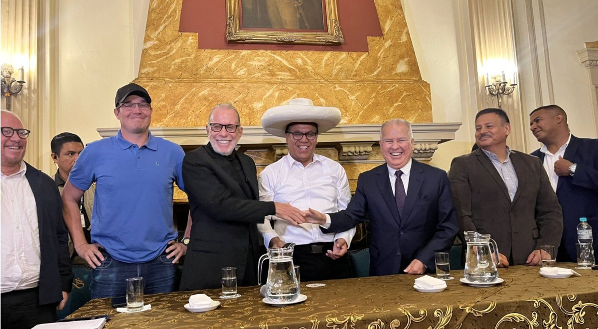 Karblack111's tweet photo. Recuerden bien sus rostros. Si Roberto Sánchez llega al poder y termina destruyendo aún más el país, ellos también serán cómplices. Después no vale lavarse las manos.
Peruanos de bien: ni olvido ni perdón para estos carroñeros y miserables. https://t.co/Ztgio5E62y