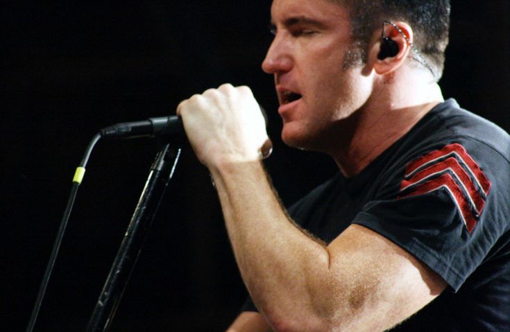 L1GHTSlNTHESKY's tweet photo. I'm a huge fan of when Trent Reznor looks like he's getting jerked off on stage https://t.co/E87HQyWZg7