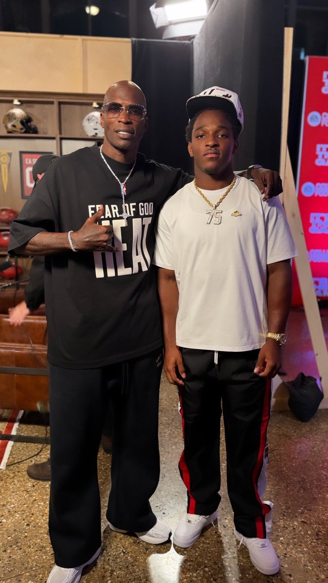 ochocinco's tweet photo. Pepe x @MALACHITONEY2 #DadeCounty https://t.co/IdzMpdPgg2
