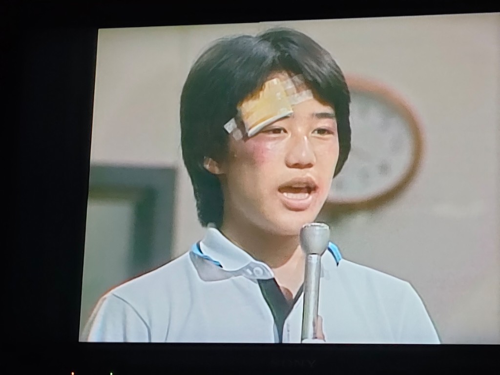 iriron's tweet photo. 今朝の天まであがれ!、中学生の順一君（坂上忍さん）の誕生日回。ラストでは坂上さんが歌うシーンも。

4年後、彼は『GAME KING 高橋名人VS毛利名人』の挿入歌を歌うのであるw🍉 https://t.co/OKhtBCW71p