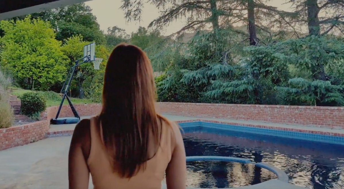 Left_Hand_Path's tweet photo. The film does a nice job of building tension despite its 2-person cast, and it uses ambient sound well to assist in creating an unsettling environment in which one’s surroundings can’t be trusted. We’re given no warnings, and Anna’s discoveries are simultaneously ours as well. https://t.co/4ppmVsKu5Q