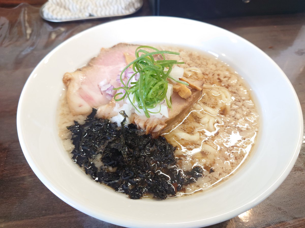 mishinaatuhiro's tweet photo. 一心🍜

背脂煮干し🍜
夜勤終わりにやってるのありがたい☺️

やっぱり背脂煮干しだよな！
美味かった😋
ご馳走様でした🙏 https://t.co/GjTKRWYsbA
