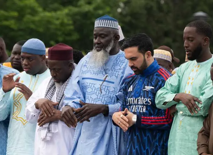 Wyntre999's tweet photo. Jews were roped off during their visit to City Hall but Gay, Trans, Lezbos are fine.
Even though Zohran's fellow Muslims, the ones he prayed publicly with on Eid, would just as soon  toss the Rainbow freaks off the Empire State Building.  

Zohran is Barry 2.0.  Always sticking his thumb in Americans' eye.  His goal is to destroy NYC the way Barry destroyed America.