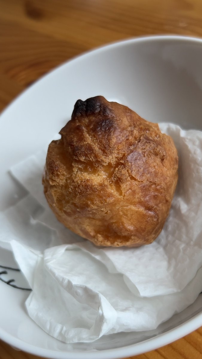 cat_soleil's tweet photo. サーターアンダギーは買うもんやない、いただくもんや(友人のお母上さまお手製)ありがとうございますゴチになります😋温めたらちょっと焦がしちゃったけどサクフワでまいうーでおま。 https://t.co/cjFejJe1ay