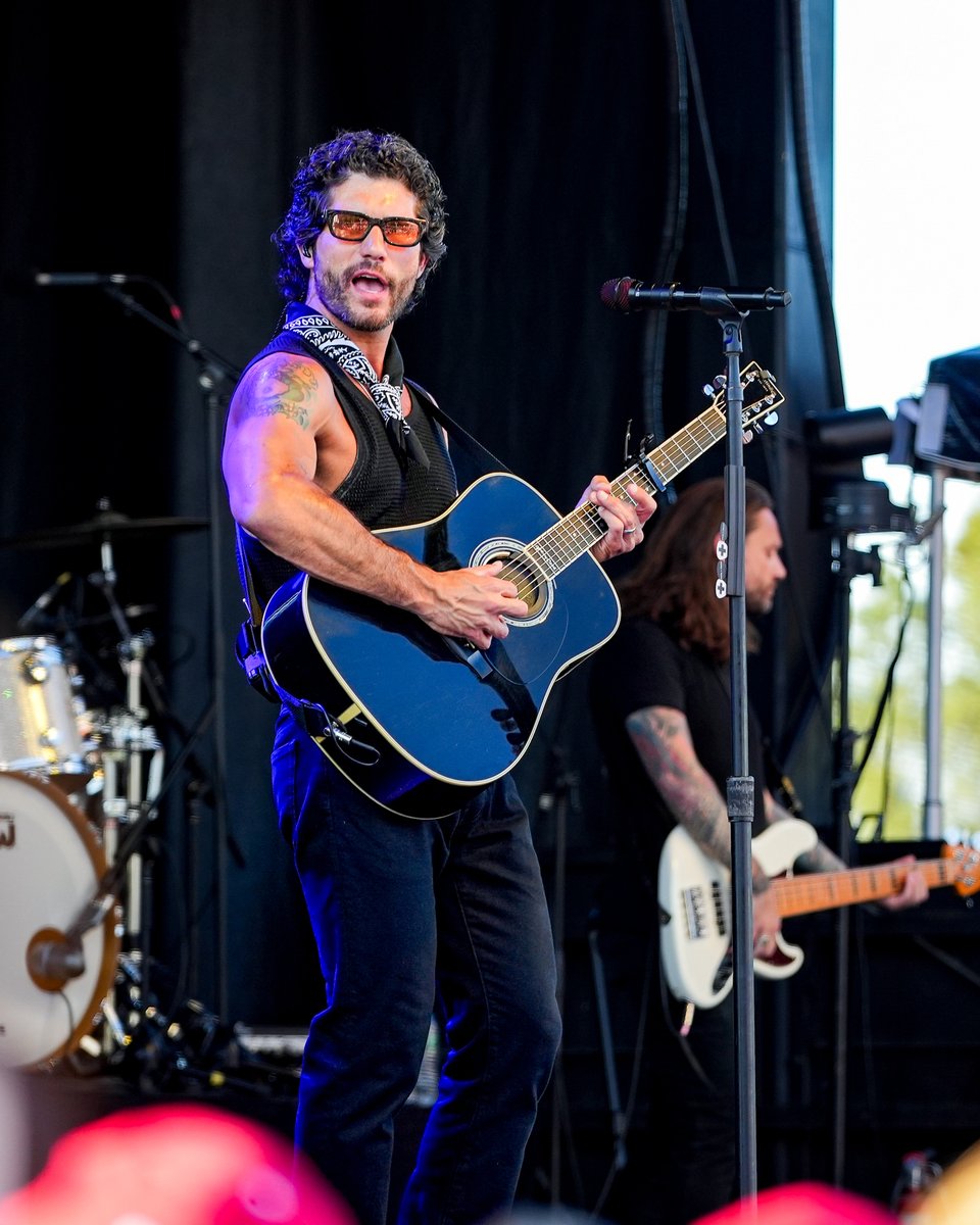 NHL's tweet photo. We've spent much longer than 10,000 hours lovin' hockey! 🤭

@DanAndShay performed for the fans in Raleigh ahead of Game 2 of the #StanleyCup Final!

🇺🇸: ABC
🇨🇦: @Sportsnet &amp; @TVASports https://t.co/wWnX9Addbm