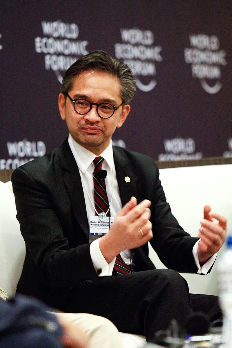 cilok97330320's tweet photo. Casing,Sinyal dan Pulsanya bener2 memenuhi.
Auranya, kharismanya, kepiawaiannya, kelasnya... 
Definisi diplomasi dari 2  foto ini. 
Marty Natalegawa
Dino Patti Djalal

Yang onoh🤮 https://t.co/EQNrxIA2ey