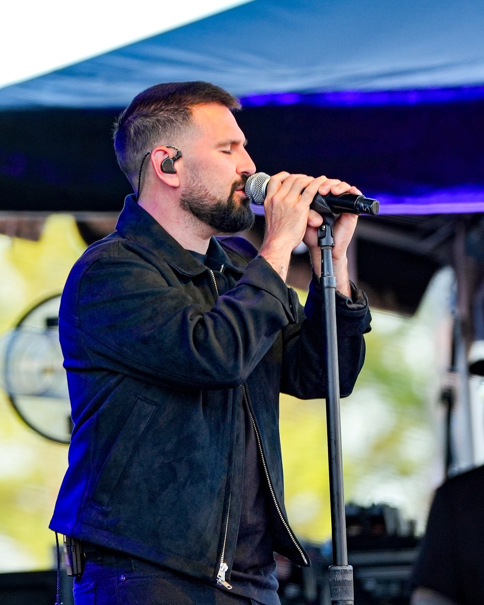 NHL's tweet photo. We've spent much longer than 10,000 hours lovin' hockey! 🤭

@DanAndShay performed for the fans in Raleigh ahead of Game 2 of the #StanleyCup Final!

🇺🇸: ABC
🇨🇦: @Sportsnet &amp; @TVASports https://t.co/wWnX9Addbm