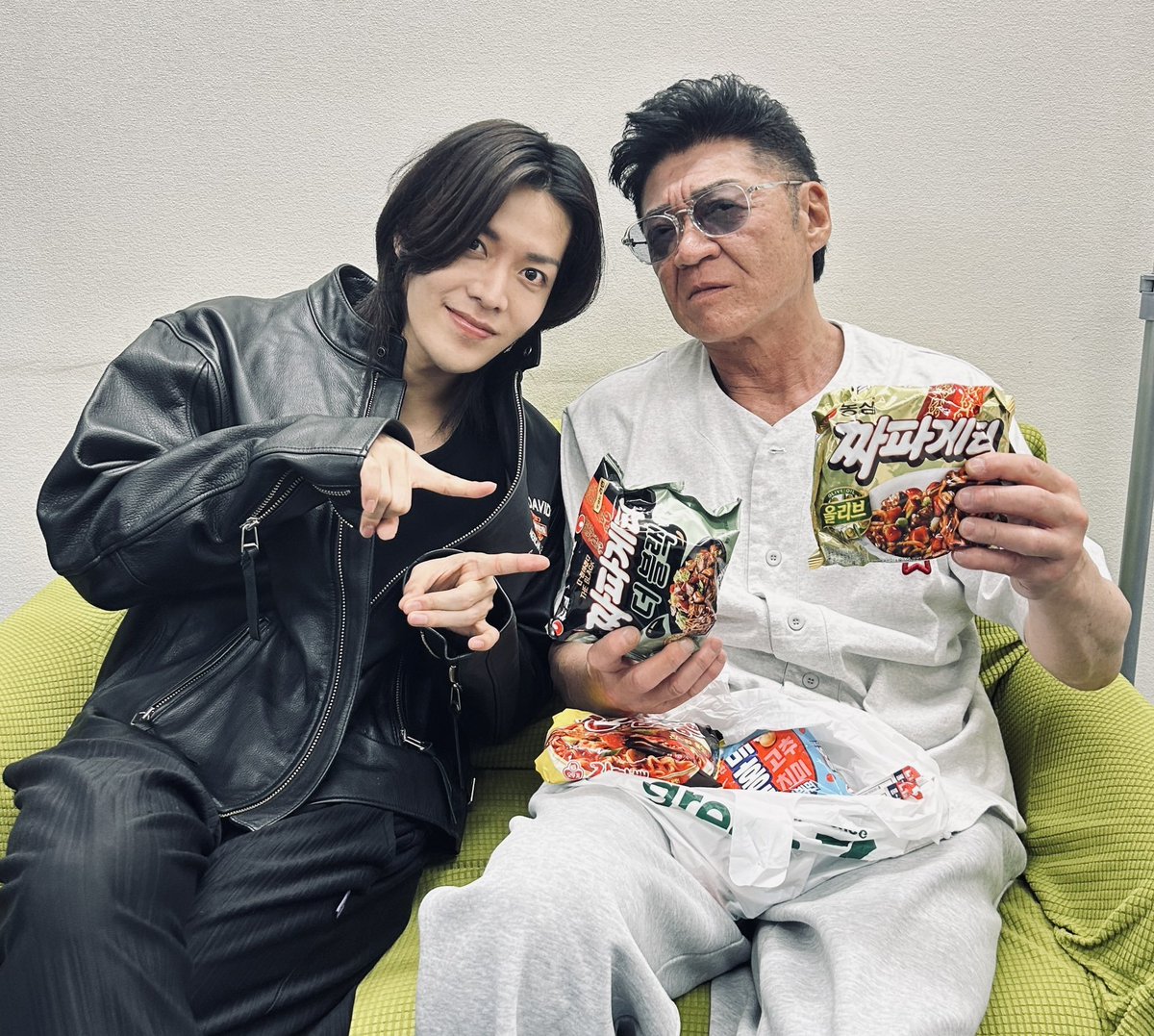 NAKAMOTO_TH's tweet photo. [TRANS] อรุณสวัสดิ์​ครับทุกคน❗️
ตอนนี้ทำงานอยู่กับยูตะครับ
พอบอกว่าอยากได้จาจังมยอนแบบซองเป็นของฝากจากเกาหลี เขาก็ซื้อกลับมาให้ด้วย❗️
จากที่มีให้เลือกตั้งหลายแบบ วันนี้จัดอันนี้ละกัน👍
แต่ก็นะ ดูความบาลานซ์ระหว่างรอยยิ้มของยูตะกับหน้าโหด ๆ ของผมสิ 555

#YUTA #中本悠太 #ユウタ #유타 #ยูตะ