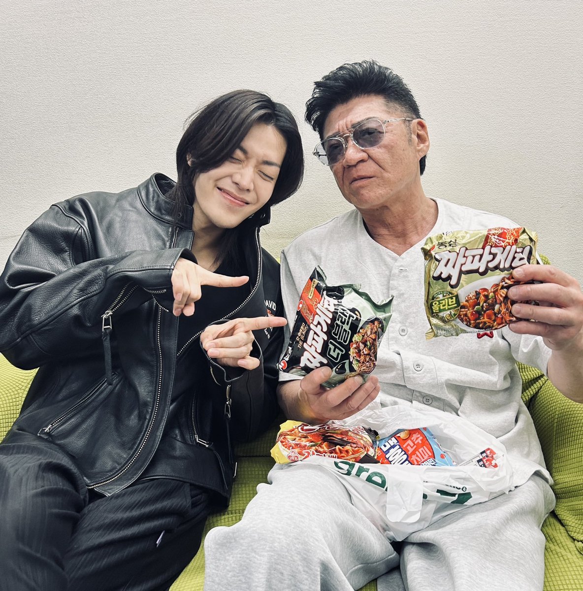 NAKAMOTO_TH's tweet photo. [TRANS] อรุณสวัสดิ์​ครับทุกคน❗️
ตอนนี้ทำงานอยู่กับยูตะครับ
พอบอกว่าอยากได้จาจังมยอนแบบซองเป็นของฝากจากเกาหลี เขาก็ซื้อกลับมาให้ด้วย❗️
จากที่มีให้เลือกตั้งหลายแบบ วันนี้จัดอันนี้ละกัน👍
แต่ก็นะ ดูความบาลานซ์ระหว่างรอยยิ้มของยูตะกับหน้าโหด ๆ ของผมสิ 555

#YUTA #中本悠太 #ユウタ #유타 #ยูตะ
