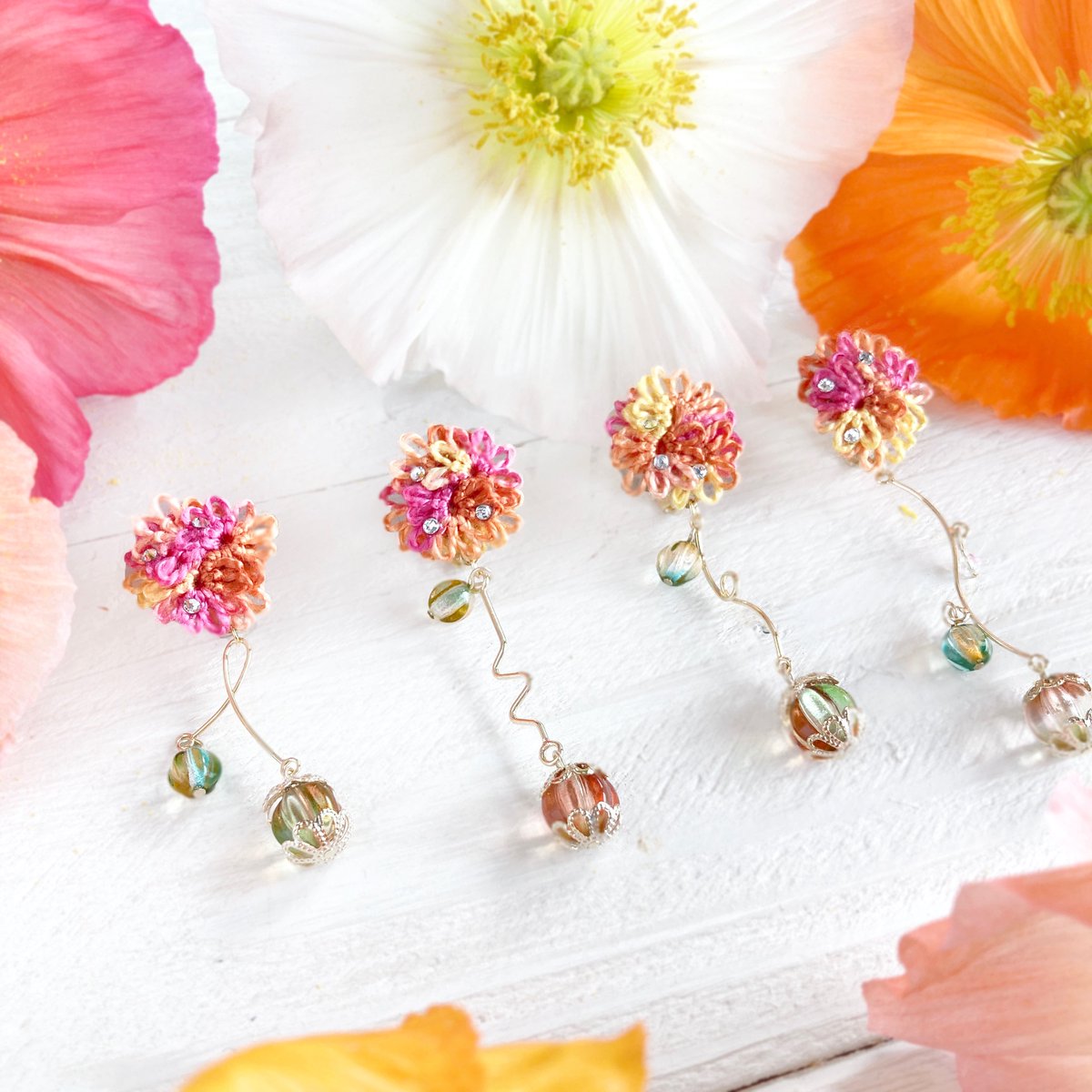 novelize_band's tweet photo. #三成殿の引用リポスト祭り

肌に咲くお花たち
やわらかで、繊細で、華やかだけど品があって

そんなレースのお花たちを手編みで作っています♡ https://t.co/Eu3w3KOPlI