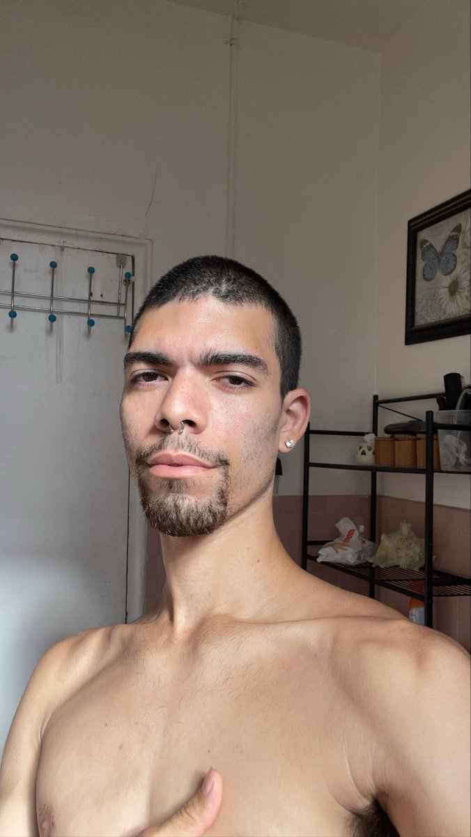 danlex000's tweet photo. I sometimes miss my short hair 🥹 https://t.co/HcMEpQTojf