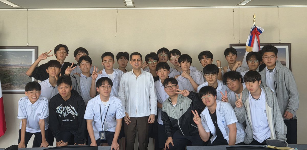 EmbaMexCor's tweet photo. 주한 멕시코 대사관은 6월 2일 서울시가 주관한 문화교류 프로그램의 일환으로 경신고등학교 학생 26명을 초청하여 멕시코의 문화와 사회를 소개하는 특별 강연을 개최하였습니다. @Seoul_gov https://t.co/B9nFDbNHu7