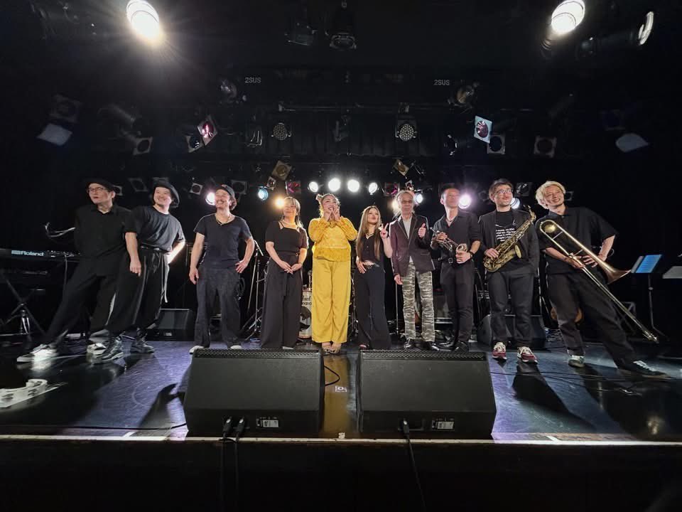 singer_MarSA's tweet photo. 「WISH」リリースライブ‼️東京・大阪２公演本当にありがとうございました🙇‍♀️どちらも満員のお客さま😭💓
合わせて300人のお客様に来ていただきました😭
みなさん本当に来て頂き本当にありがとうございました。

今回は初めての2公演。1回だけのライブじゃないし、東京からバンドメンバーをお連れしてのツアーやったり、アクシデントあったりで、本当に沢山の方にお力を貸して頂きました。皆様のおかげでなんとか無事にライブできました🙇‍♀️

上京してすぐ。東京で。ブルースアレイをどうしたら満員にできるか。を考えてずっとずっと動いて参りました。
草部礼己さん @reiki0710 と一緒に2人で制作始めた頃には想像もつかないような素敵な沢山の仲間と東京、大阪共に満員のお客様と素晴らしい景色を見せて頂き本当にありがとうございました🙇‍♀️

さぁ、アルバムも出来たし2年間我慢してたライブもガンガンやっていきます‼️ここからまたスタート🔥
さらに歌っていけるようにもっともっとがんばります‼️
沢山愛して頂けますように。そしてみなさまの毎日に寄り添う作品になりますように。たくさん聴いてください！
勧めてください！曲使ってください！カラオケ歌ってください！ライブ来てください！全てに感謝。あたしみんな大好き💕本当に自分の人生で音楽に出会えて歌える幸せ、自分の生きる使命を大切にしてこれからも頑張ります🍀期待しててください🎤

💿CD発売店のリンクです✨
https://t.co/T3temdQ6Wb

📱サブスク配信のリンクです✨
https://t.co/092RHqDgBd

vo.MarSA
key.斉藤アリア @ariasaitoukey 
gt.藤田義雄 @youtounekoze 
ba.大神田智彦 @_tomobass 
dr.白根佳尚 @dr.shirane 
sax.藤吉悠 @yufujiyoshi 
tp高田将利 @masatoshitakata 
tb古御門幹人 @komikado.mkt 
cho.稲泉りん @lyn_inaizumi 
guest gt.星川薫 @kaoru.hoshikawa 

東京Horns
tb.鈴木'村長'洋一郎 @tbsoncho 
sax.古川翼 @tsubasax_3322 
tp.高瀨洸音 @hiroto_takase 

衣装 KIWA @kiwa.anraku 
メイク 村松直美 @naomihan5511 
協力 Yumi Shiraiwa（JOYFUL NOISE） @yumishiraiwa 
協力 オフィス串 @office_kushi 
プロデューサー Gitane Yoshinaga @yoshinagagitane 
江戸屋レコード Hiroshi Unemoto @unepompom 
フジパシフィックミュージック @fujipacificmusic_official 
ブルースアレイジャパン @bluesalleyjapan 
バナナホール @bananahall_osk