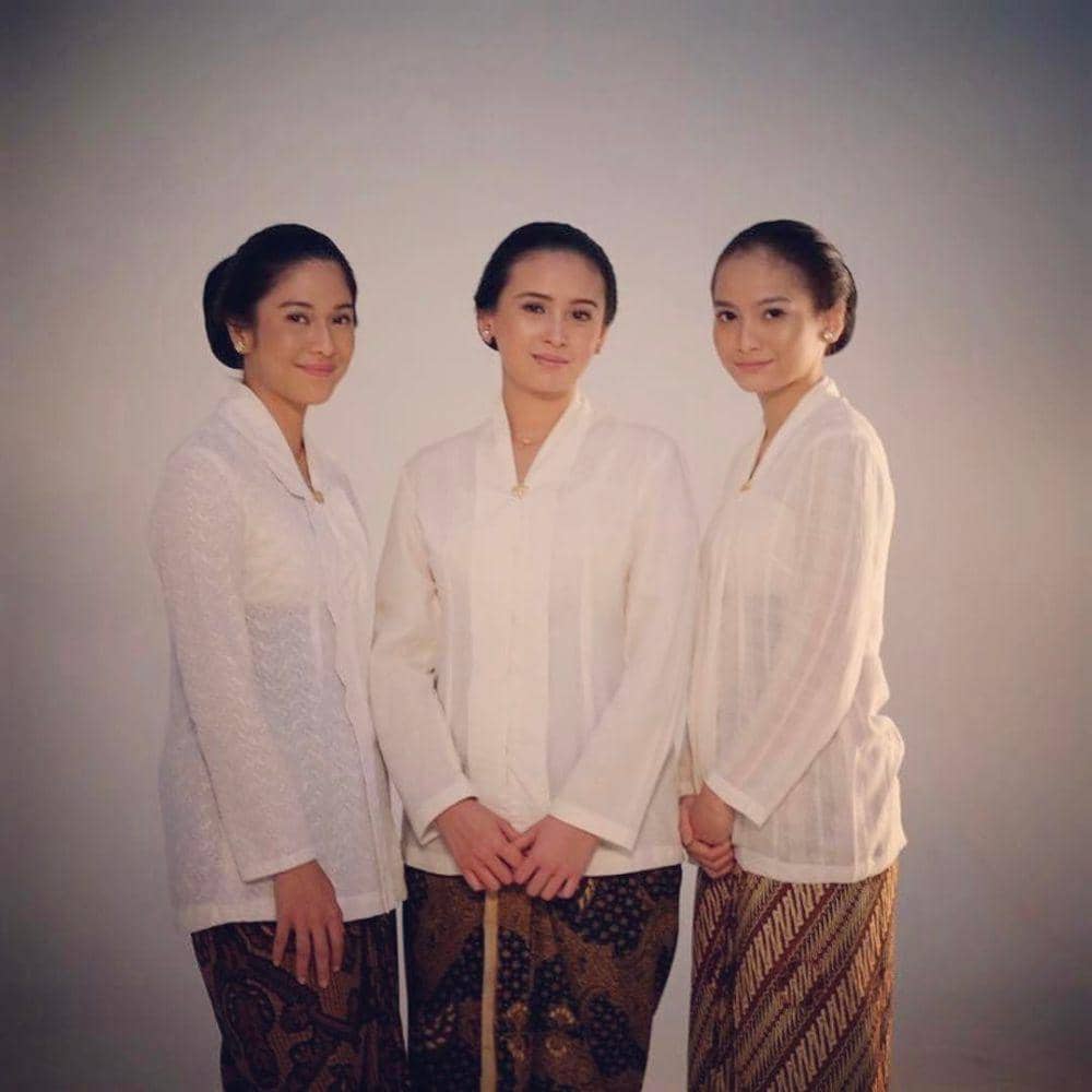 daddyyuki's tweet photo. Agama apa yang paling cocok dengan orang Indonesia?

Bagi saya  para penghayat budaya dan sejarawan, sistem nilai kuno Nusantara (Indonesia) terlalu sayang untuk dilupakan, padahal paling cocok untuk orang Indonesia. 
Beberapa alasan filosofis yang sangat mendasar:

1. Keselarasan dengan Alam (Kosmologi Tropis)
Agama Abrahamik (Islam, termasuk kristen) lahir di tanah gurun yang alamnya keras, sehingga ajarannya cenderung bersifat instruksional (Perintah), tegas tapi penuh kekerasan (peperangan), mengurusi masalah kelamin (sunat, perkosa budak dll) dan berfokus pada dominasi manusia (Kekuasaan) dari pada alam.

Sebaliknya, spiritualitas asli Nusantara (seperti Sunda Wiwitan, Kejawen, Marapu, atau Parmalim) lahir di tanah tropis yang alamnya subur, indah serba terpenuhi.

Falsafahnya adalah harmoni: Manusia bukan penguasa, melainkan bagian dari alam. Ritualnya bersifat seimbang: Upacara adat seperti sedekah bumi atau larung sesajen adalah bentuk rasa syukur dan pelestarian ekologi, BUKAN penyembahan berhala seperti yang sering dituduhkan oleh kaum muslim.

2. Komunalisme dan Gotong Royong vs. Polarisasi

Budaya kuno Nusantara mengutamakan kebersamaan sosiologis di atas dogma teologis. Konsep seperti Silih Asih, Silih Asah, Silih Asuh di Sunda atau Pela Gandong di Maluku mengedepankan kemanusiaan tanpa melihat apa latar belakang kepercayaan seseorang.
Ketika budaya Abrahamik masuk ke Indonesia dengan konsep teologi yang kaku (seperti pemisahan tegas antara "iman" dan "kafir", atau "surga" dan "neraka"), sekat-sekat sosial mulai terbangun berujung seperti sekarang Indonesia terpecah belah dan kerusakan alam. Hal inilah yang memicu polarisasi dan hilangnya rasa persaudaraan alami khas masyarakat Indonesia.

3. Penghormatan Tinggi terhadap Perempuan

Budaya kuno Nusantara sangat menghormati perempuan.
Banyak suku di Nusantara menganut sistem matrilineal (seperti Minangkabau kuno) atau bilateral (seperti Jawa dan Bugis) di mana perempuan memiliki hak waris, hak tanah, dan peran kepemimpinan yang kuat dalam keluarga dan masyarakat.
Figur spiritual tertinggi sering kali disimbolkan sebagai perempuan (seperti Dewi Sri sebagai dewi kesuburan dan Dewi padi). Kebudayaan ini 180 derajat terbalik dengan budaya Abrahamik patrimonial yang menempatkan perempuan di ruang domestik dan mewajibkan pembatasan fisik yang ketat.

Note:
Terlihat bagaikan Negara Indonesia dikuasai bukan oleh orang Indonesia. ini terlihat dari paksaan memilih salah satu dari agama Import dan tidak bisa mencantumkan nama kepercayaan kuno Nusantara seperti Kejawen dll dalam identitas diri KTP.