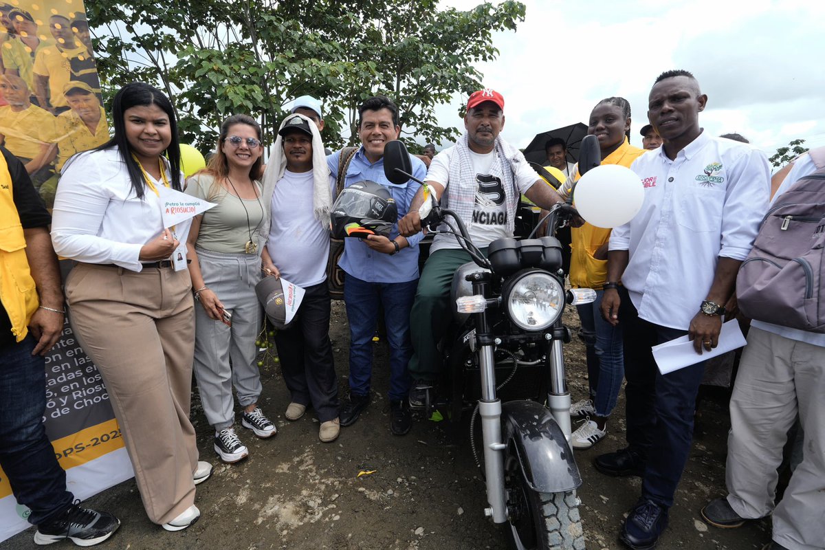 mao_rodriguez1's tweet photo. Le cumplimos a Riosucio y Nuevo Belén de Bajirá, #Chocó. Llevamos maquinaria e insumos productivos para más de 400 familias campesinas, como parte de la política de Soberanía  alimentaria y el programa #Iraka. https://t.co/WFcco4x8Oi
