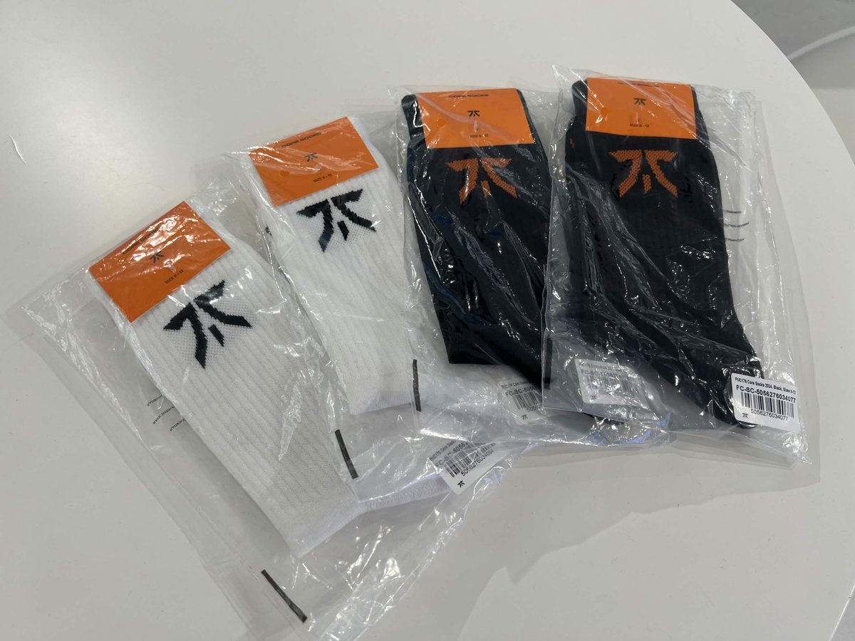 e_stadium_sano's tweet photo. おはようございます🙌
#eスタジアム 泉佐野です!
本日ご紹介する商品はこちら💁
#FNATIC FNC176 CORE SOCKS 2024 ¥3,300(税込)
シンプルでお洒落なデザインなので、さりげなくFNATICを応援できちゃいます🥳✨
他にもたくさん素敵な商品を取り揃えておりますので、
是非施設へお越しくださいませ🥰 https://t.co/hfQQuuvZCr