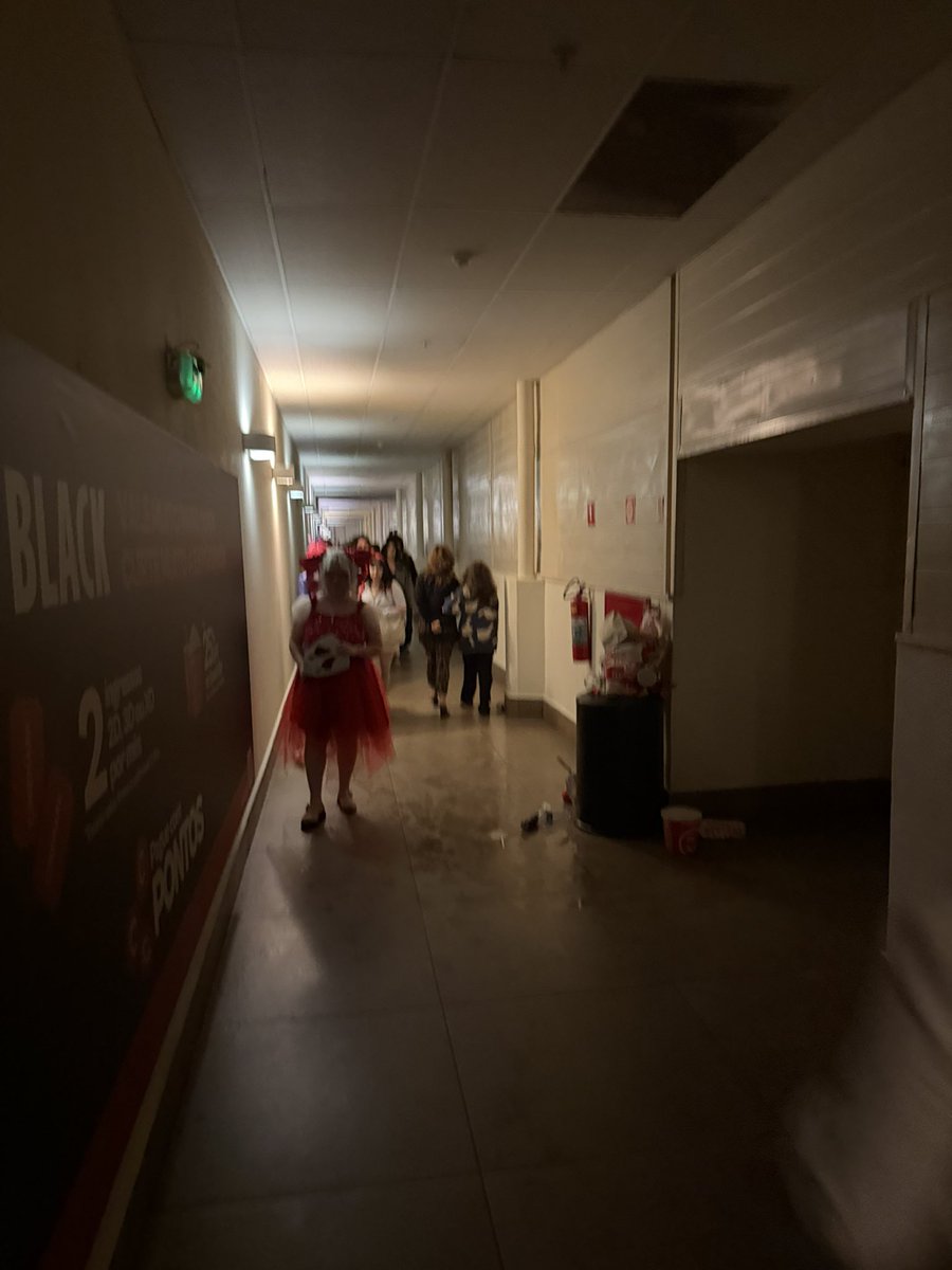 guisviech's tweet photo. encantado com a experiência imersiva do cinemark eldorado em que vc assiste o filme backrooms e ao sair da sala você entra nos backrooms da vida real https://t.co/KR19YXJVDw