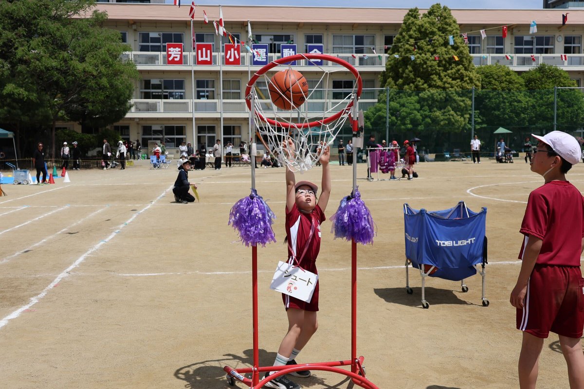 firebonds's tweet photo. 郡山市立芳山小学校の運動会にて、児童の皆さんが考えた【福島ファイヤーボンズ応援種目】が実施されました🚩🌈

GO！GO！BONDS！とエールを送ったり、ボンズくんに変身したり、フクシャパープルの旗を掲げて進んだり、シュートを決めたり🏀✨

子どもたちが楽しみながら福島ファイヤーボンズを応炎してくれている姿に、たくさんのパワーをもらいました🔥

芳山小学校の皆さま、ありがとうございました💜

#firebonds
#福島ファイヤーボンズ