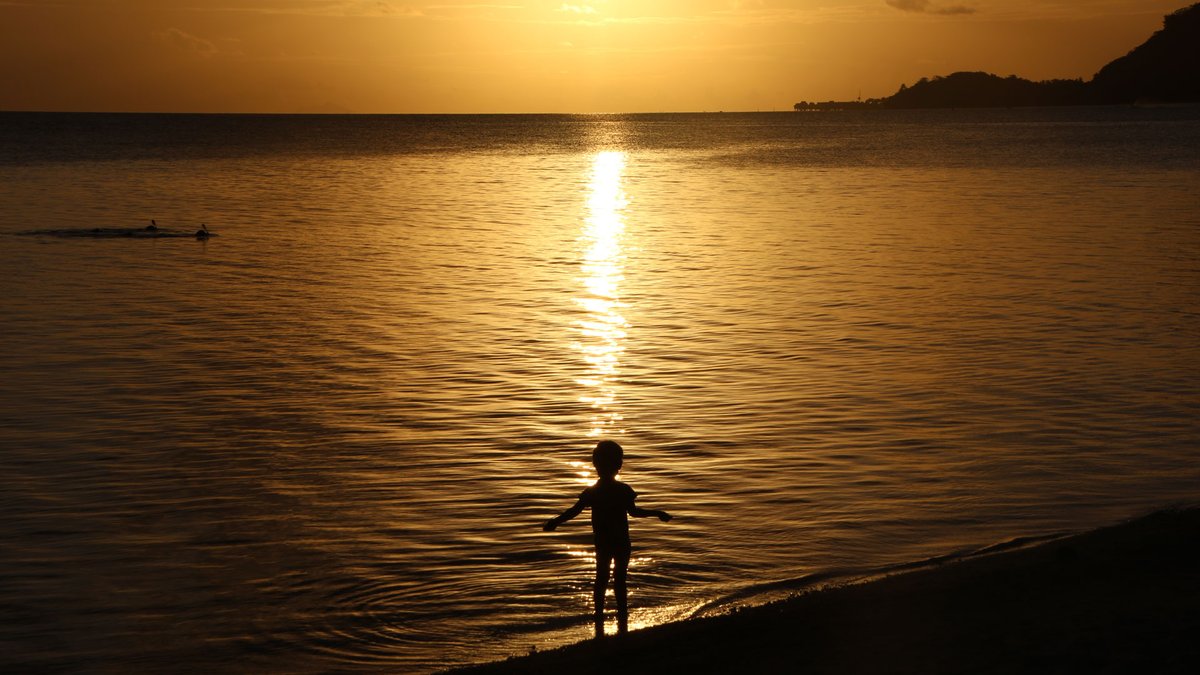 ako_bora's tweet photo. ボラボラ島の南端にあるマティラビーチ
昼間のラグーンは現実離れした美しさ
夕暮れ時になるとこれまた素晴らしい
水平線に雲がない日は夕日が沈む瞬間をチェック
7年前に来た時には1度グリーンフラッシュが見えました
今回はいつも雲があって残念
#タヒチ #Tahiti #BoraBora https://t.co/LhsSgcrg97