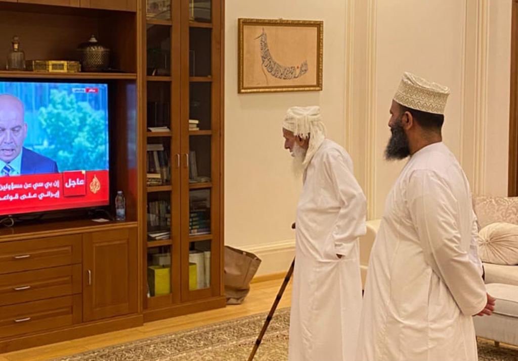 AbuAus's tweet photo. سأل أحد الأطباء في المستشفى عن مسألة طبية، وهي: ما هو الأفضل في الحبوب أن توضع الحبة فوق اللسان أم تحته؟ فأجابه الطبيب أن الأفضل أن توضع تحت اللسان؛ لأن تحت اللسان كثيرًا من الأوعية التي تعمل على امتصاص الدواء. https://t.co/A72FoeHrrW