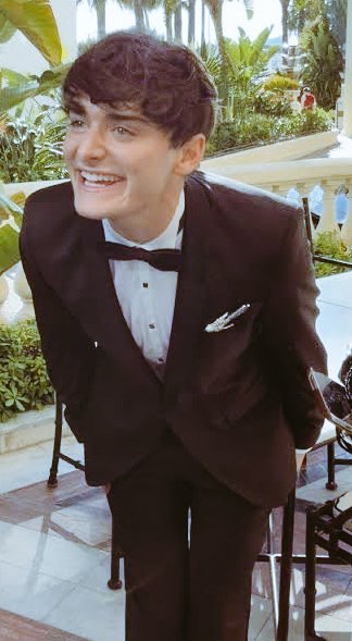 noahsmuse's tweet photo. the duality of noah schnapp >>> https://t.co/w5eT4ASppb