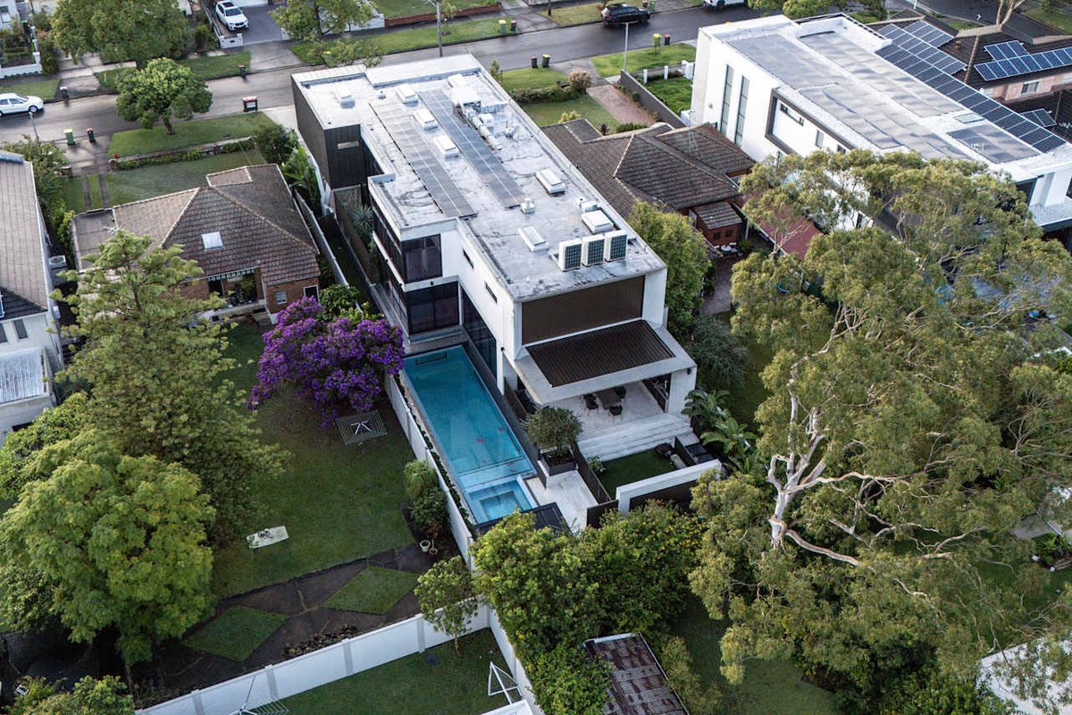 FreedomAus80100's tweet photo. A Sydney court ordered her to vacate and demolish the illegally built house two years ago but she is still living there with no care the havoc that is causing to neighbors

We all suspected the religion and that nothing is going to happen

These people do not respect Western law https://t.co/cYJw8aZBhN