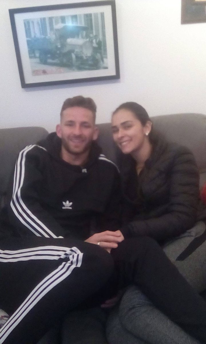 fleurstswift's tweet photo. A Tainá abriu mão de ter uma CLÍNICA pra casar com o Léo Pereira quando ele era um fudido, ter que dormir com ele no SOFÁ da casa da MÃE dele e eu tenho que ler que ela é interesseira pqp https://t.co/NOXVX18832