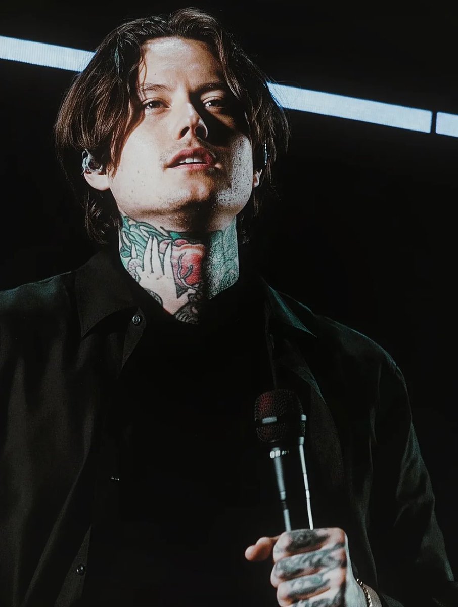 MotionlessLau's tweet photo. Oh I'm gonna be thinking about this photo for a LONG time https://t.co/EkriFAOi3E