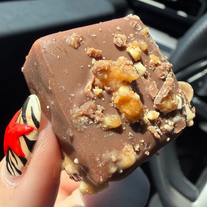layxsnv's tweet photo. OUUUUU Snickers dipped cheesecake bites 😍🍫 https://t.co/1rmRQK1R28