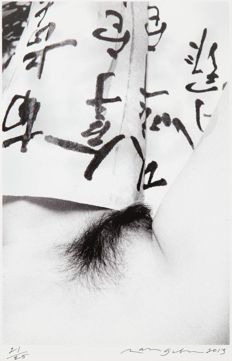 JiangheLaoyu's tweet photo. 拉尔夫·吉布森 (Ralph Gibson) 是一位享誉世界的标志性摄影家。他的作品已成为收藏家的珍品。
当被问及为何喜爱裸体摄影时，他回答说："它有一种魔力。……我着迷于人体结构的细节。在女性的身体面前，我感到谦卑。"
他对形式价值的迷恋，造就了具有惊人持久力的影像。