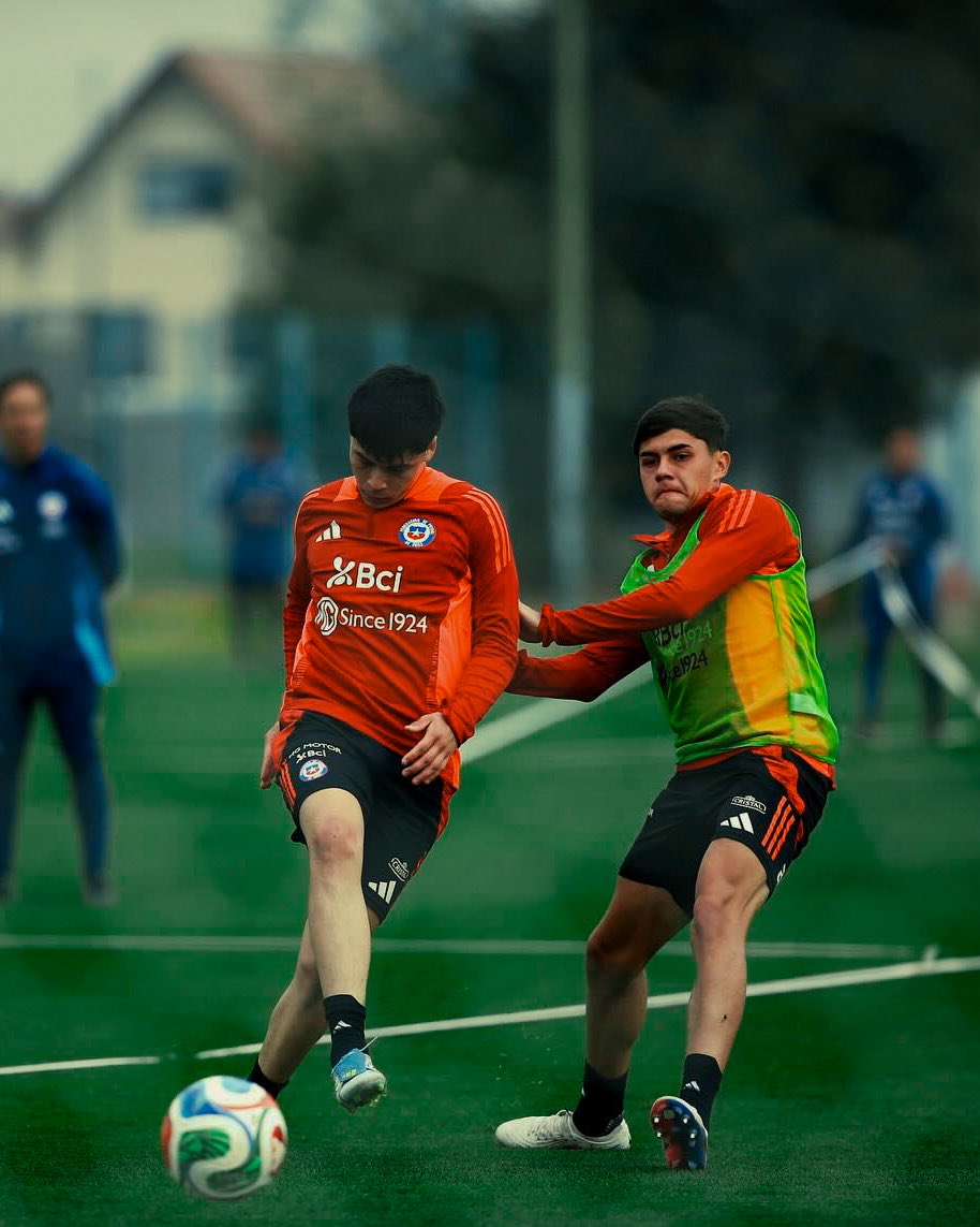 audaxitaliano's tweet photo. La Cantera de Selección 🇨🇱

Vicente Zenteno, Mario Sandoval y Martín Jiménez entrenan con @laroja Sub 20 de cara al partido amistoso de este sábado ante Brasll que se disputará en el Estadio Nacional.

Semana intensa para nuestros muchachos que tienen el privilegio de defender los colores de nuestra Selección.

¡Vamos con todo!

#ForzaAudax🇮🇹