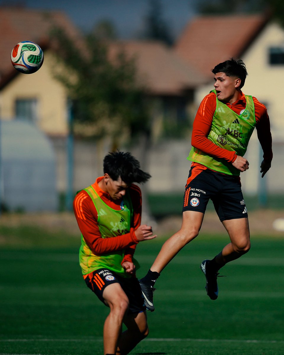 audaxitaliano's tweet photo. La Cantera de Selección 🇨🇱

Vicente Zenteno, Mario Sandoval y Martín Jiménez entrenan con @laroja Sub 20 de cara al partido amistoso de este sábado ante Brasll que se disputará en el Estadio Nacional.

Semana intensa para nuestros muchachos que tienen el privilegio de defender los colores de nuestra Selección.

¡Vamos con todo!

#ForzaAudax🇮🇹