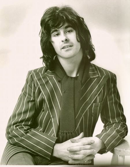 YoJonathanAraya's tweet photo. 5 de junio de 1947
Tom Evans, bajista, vocalista y compositor de la banda británica de rock Badfinger, nació en Liverpool, Inglaterra. Fue fundamental para el éxito del grupo, coescribiendo el éxito «Without You» con su compañero Pete Ham, que posteriormente https://t.co/zYcElPpmCY