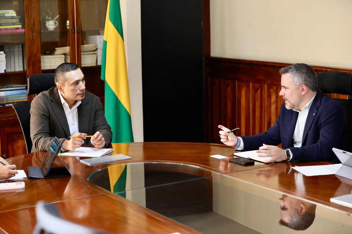 GobCauca's tweet photo. ¡Construimos alianzas que abren oportunidades de cooperación!

El Gobernador, @OctavioGuzmanGu, recibió al delegado del Gobierno de Cataluña para los países andinos, Antoni Vicens, articulando iniciativas para el fortalecimiento de la paz y la reconciliación.

#LaFuerzaDelPueblo https://t.co/Db8qMLC82k