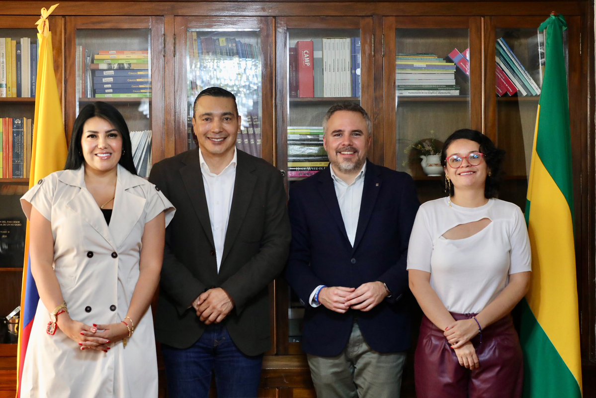 GobCauca's tweet photo. ¡Construimos alianzas que abren oportunidades de cooperación!

El Gobernador, @OctavioGuzmanGu, recibió al delegado del Gobierno de Cataluña para los países andinos, Antoni Vicens, articulando iniciativas para el fortalecimiento de la paz y la reconciliación.

#LaFuerzaDelPueblo https://t.co/Db8qMLC82k