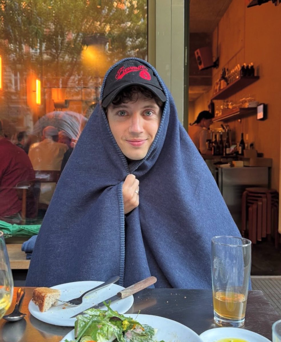 BABYSIV4N's tweet photo. INTERNATIONAL TROYE SIVAN DAY https://t.co/HJ5RfGgvVf