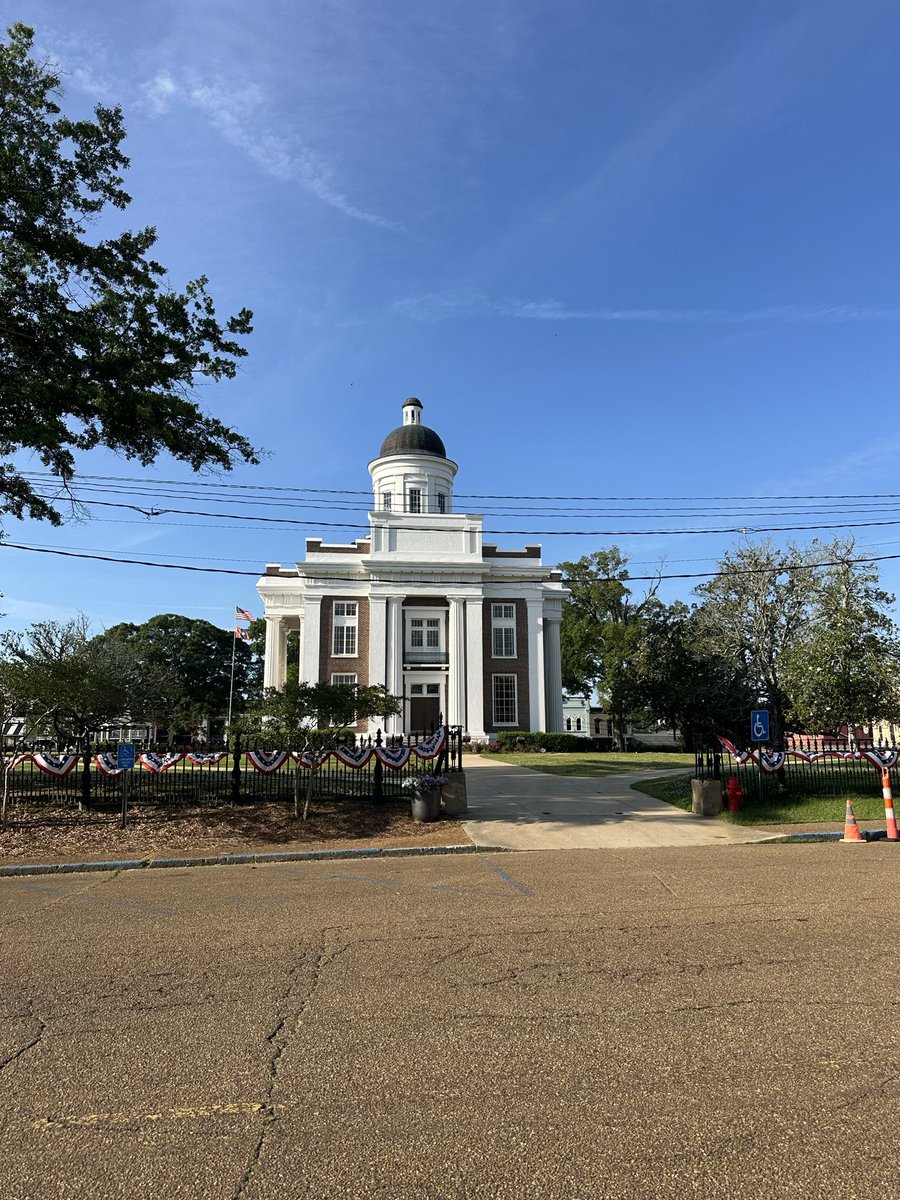 mad_breadloaf's tweet photo. Samuel L. Jackson had some things to say from this courthouse. https://t.co/121GgEQE88