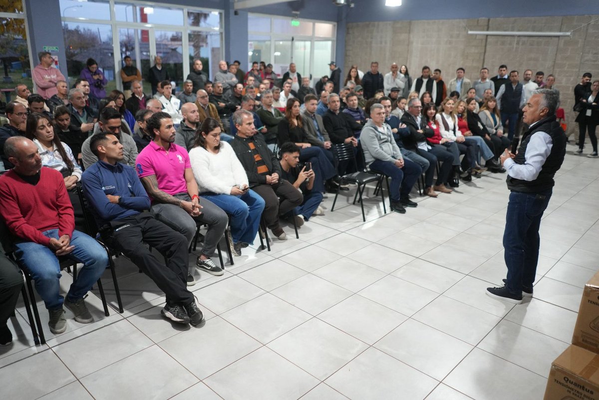 alfredocornejo's tweet photo. Hoy entregamos 1.000 tensiómetros a clubes y centros de salud de toda la provincia a través del programa Jugá sin Presión.

La hipertensión es una enfermedad silenciosa. Detectarla a tiempo puede hacer una gran diferencia. Entre 2022 y 2025 incorporamos a más de 14.000 mendocinos al tratamiento para la hipertensión arterial, un crecimiento cercano al 57%.

Queremos llevar la prevención donde está la gente, fortalecer la detección temprana y promover hábitos saludables junto a los clubes, las comunidades y los jóvenes que se suman como promotores de salud.